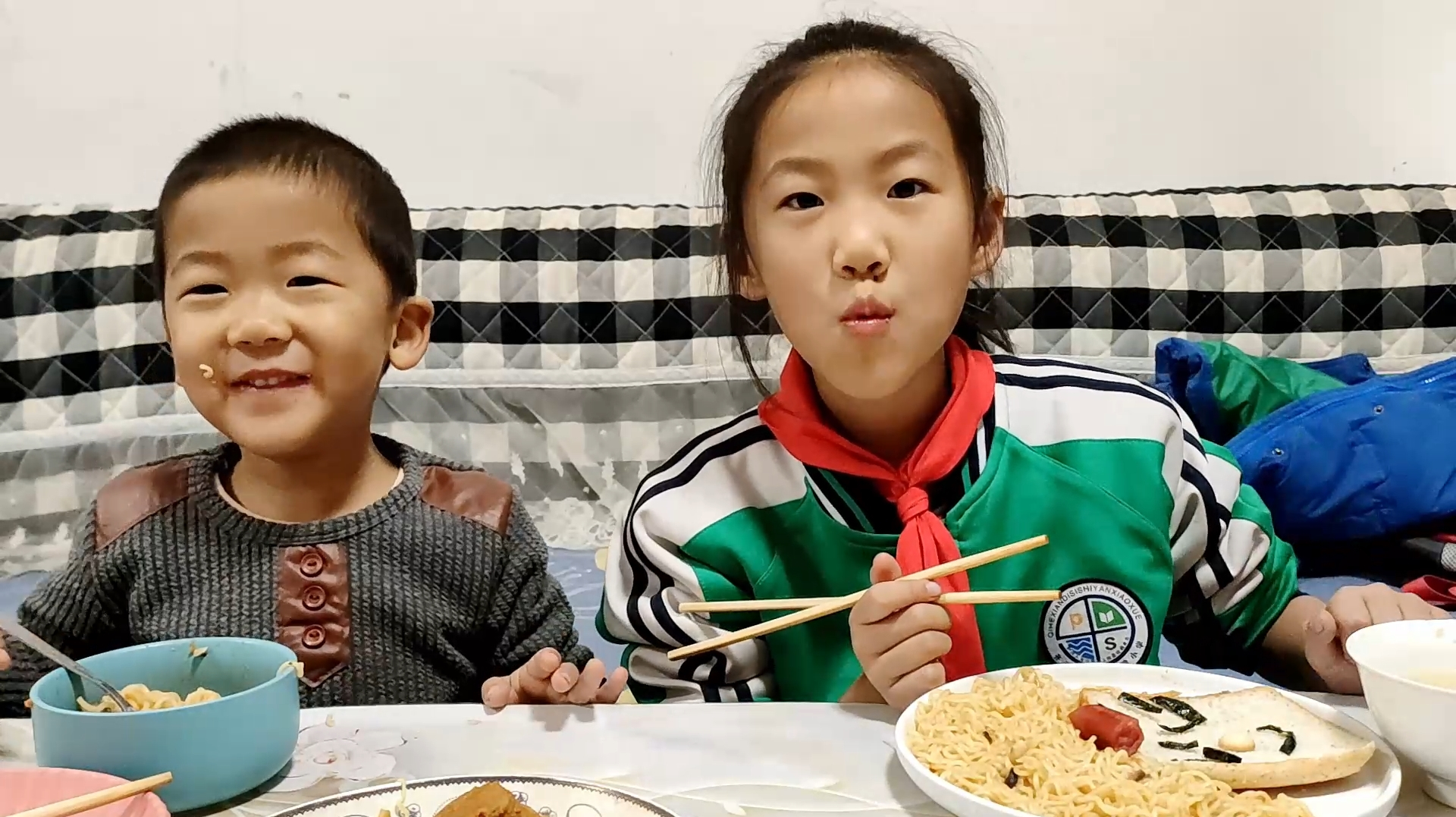 小学生1个月没吃方便面,妈妈嫌垃圾食品不让吃,今天终于解馋了