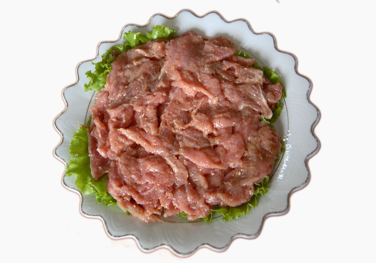 火锅店探店视频拍摄脚本开场白：大家好今天我们来到一家火锅店看看他们家的火锅怎么样一起来探店吧！场景一：进店镜头一：镜头从店门口进入拍摄店铺外观和店名标识。镜头二：拍摄店内装修风格环境氛围。场景二：点餐镜头一：拍摄菜单介绍店家的招牌菜和特色菜。镜头二：拍摄服务员推荐的菜品。场景三：食材镜头一：拍摄厨师现场制作火锅底料。镜头二：拍摄食材摆放和分类介绍食材的来源和质量。场景四：烹饪镜头一：拍摄服务员现场