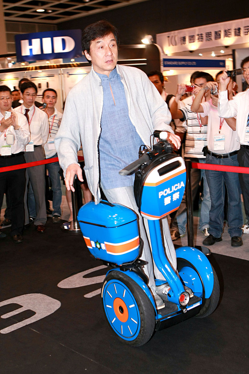 2008年6月4日,香港,成龙出席其代理的segway电动车推介活动.+++_+++成