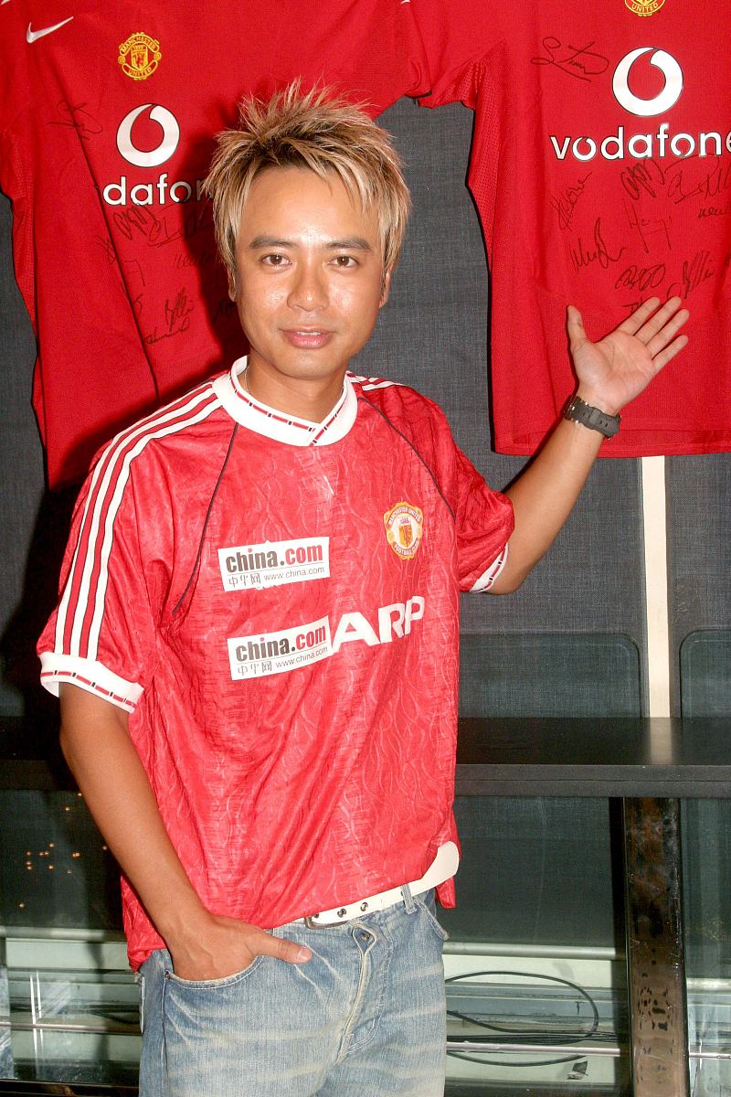 2005年7月12日,香港,李克勤出席"曼联中文官方网站发布会".+++_+++李