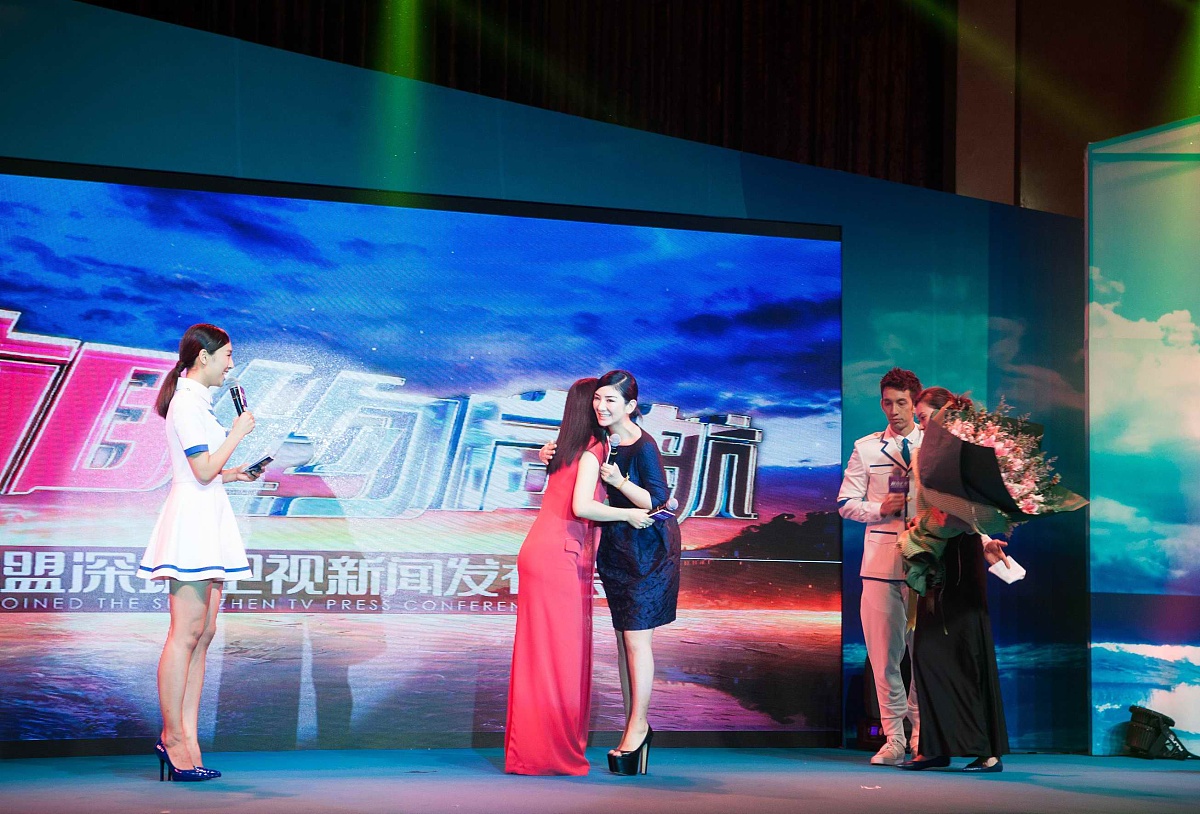 小明在毕业晚会上演唱《朋友别哭》这首歌刚开始的时候他就紧张的忘词了你作为主持人怎么用一句话帮他解围并回忆起歌词？