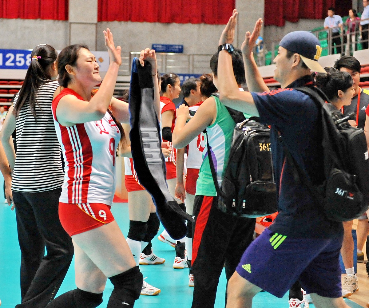 写一篇女排被人拍腋下的报道详细