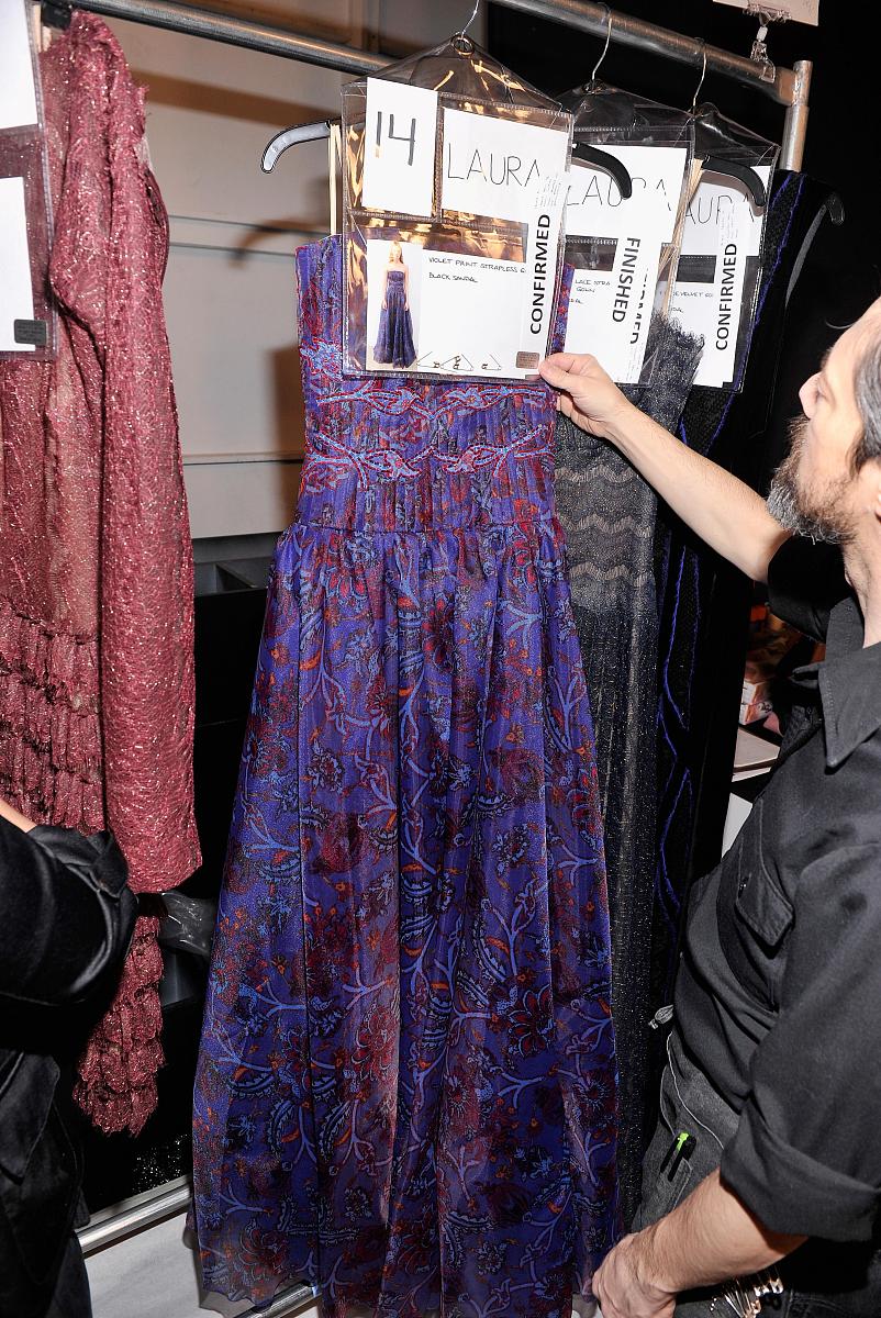 你是一个服装导购请你介绍这款刺绣牛仔连衣裙高收腰剪裁宽松A字伞摆舒适纯棉牛仔面料精致重工天使翅膀