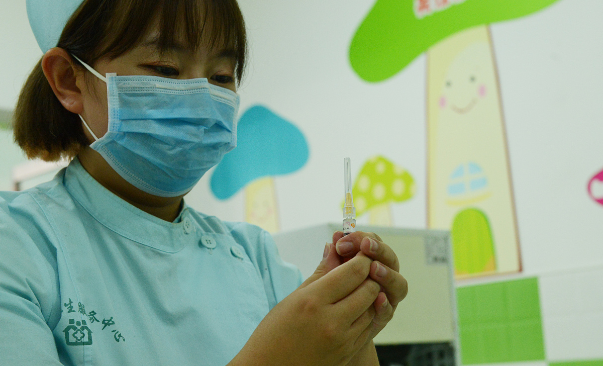 当前我县开展了万泰益馨公益行HPV疫苗捐赠活动服务于我县200名9～14周岁困境女童。现在需要安排8个学生朗诵请注明8个同学的朗诵内容写一篇内容充实的预防宫颈癌巾帼在行动朗诵稿不用开场白