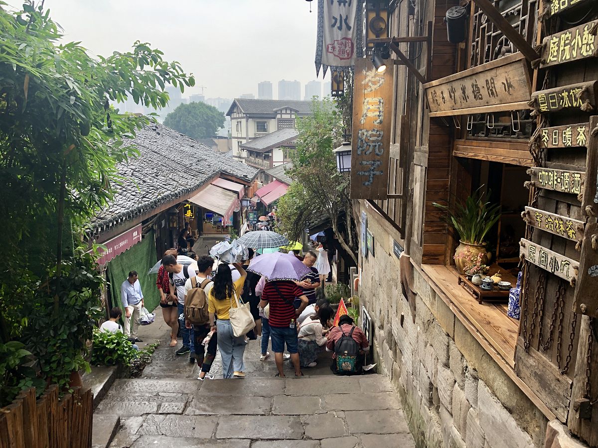 我有个朋友想去重庆玩但他想避开红灯区请问不让他去那些街道才能帮助他避开这些情色地点