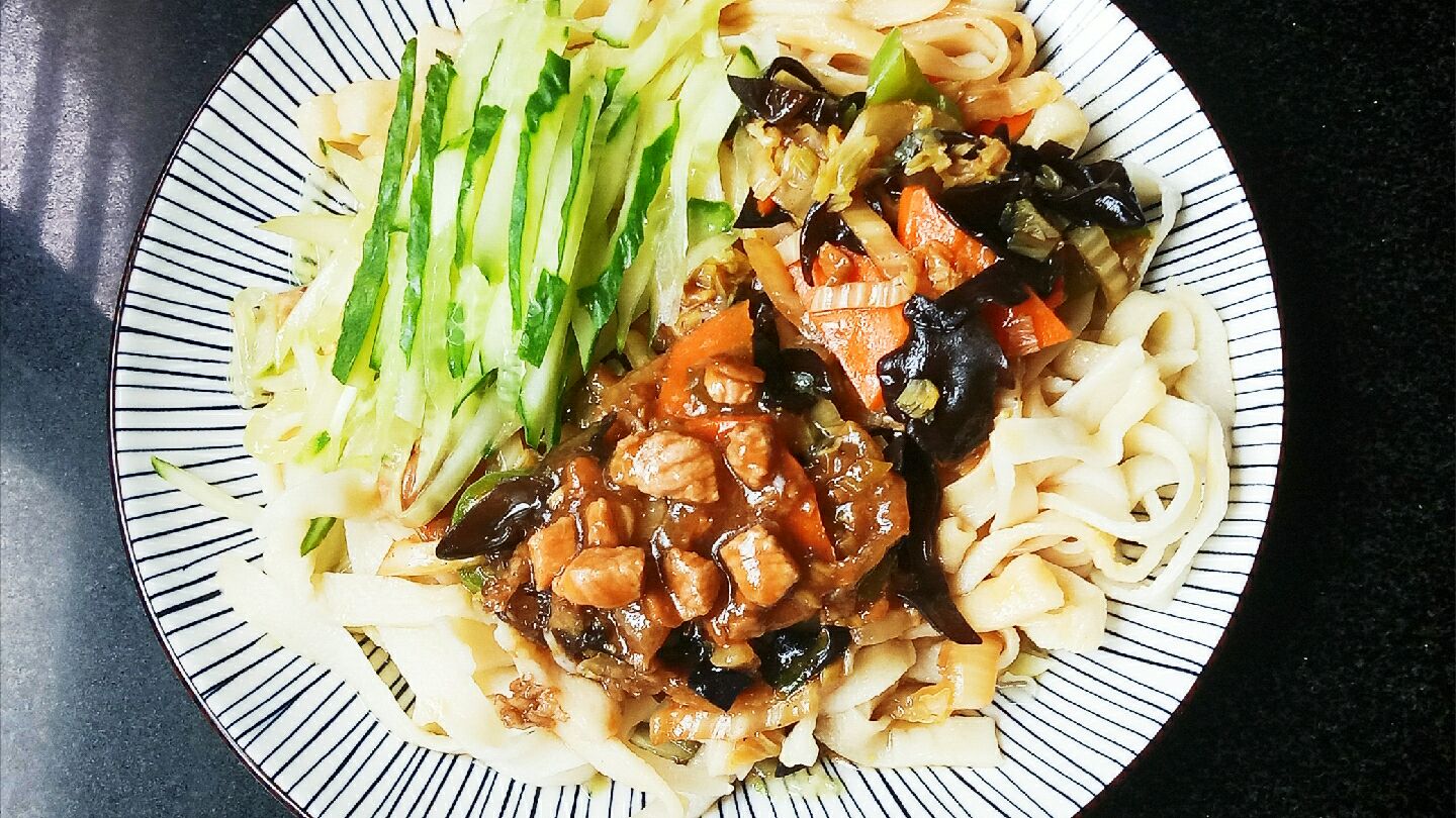 老北京炸酱面家常做法都告诉你! 大块肉丁酱香浓郁 拌面条真香啊