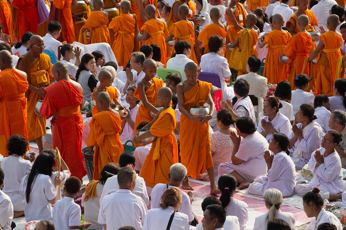 当地时间2016年4月22日,泰国巴吞他尼,约10万泰国僧侣聚集法身寺集体