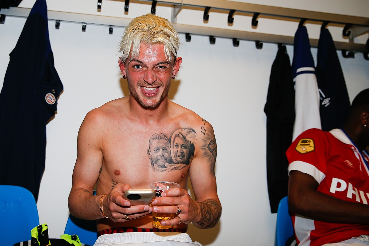 一个wwe的新闻记者请解说wwe第1213期smackdownkarrion kross 击败madcap moss详细过程