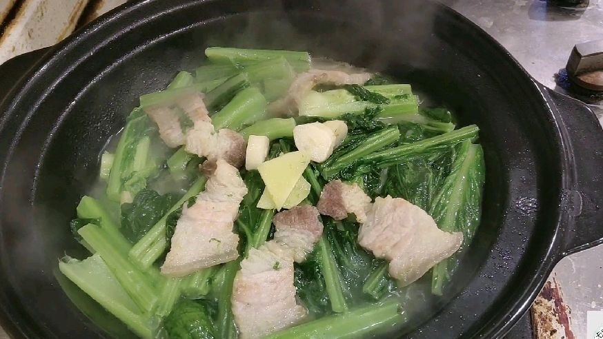 潮汕人最喜欢春菜的一种做法 菜嫩 肉肥而不腻。网友:家乡的味道
