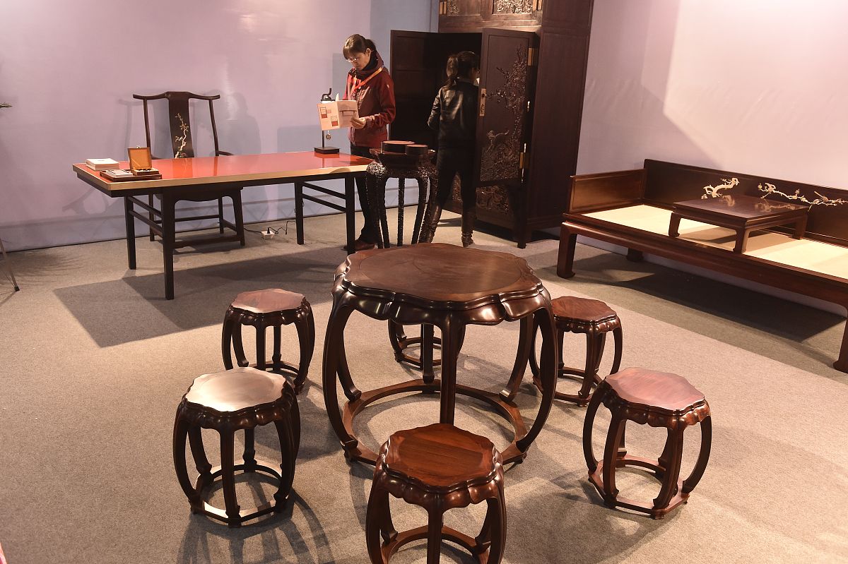 2016年10月27日,众多中国传统工艺作品点亮北京文博会.传统中式家具