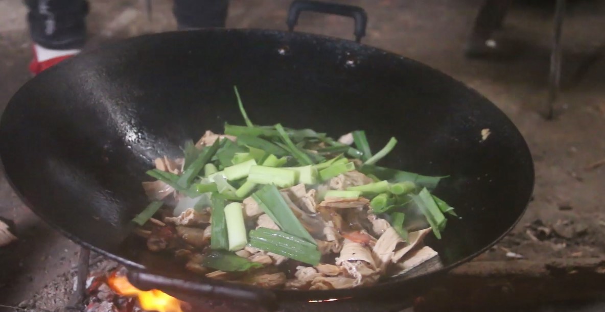 自制的手工腐竹,萍子教你家常菜做法,这才是真正农家味道,好吃