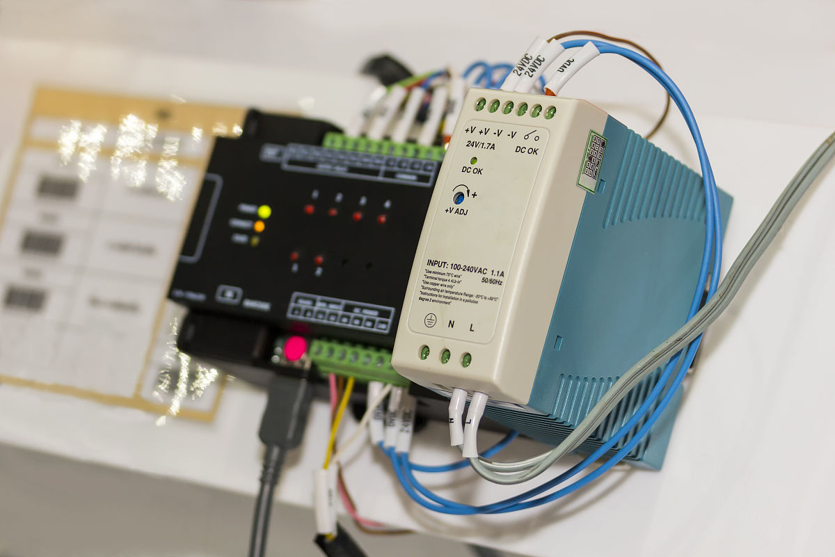 自动充电器运行与停止plc