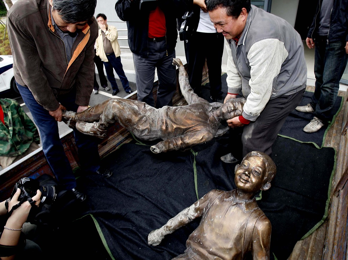 ***_***2009年4月14日,被窃贼盗后丢入河中,日前打捞出水的城雕《晨》