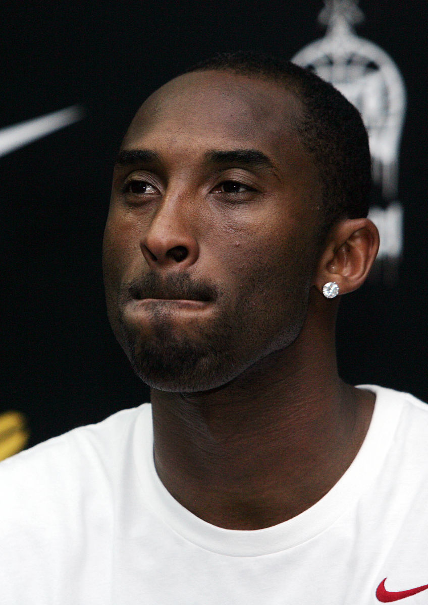 我会向你描述我心目中场景的样子然后希望你可以帮我总结一写关键词然后翻译成英语用逗号隔开场景内容是：20的黑人男孩和科比在NBA比赛的场景8K