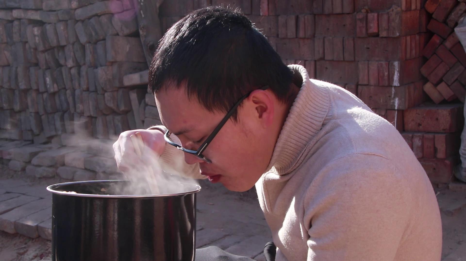 山西人最爱的面,小伙自制骨汤面,太香了直接拿缸吃!