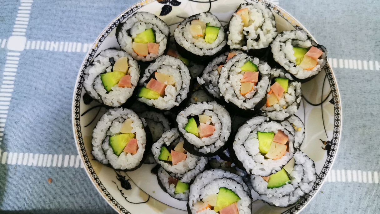 别再去外边买寿司了 自己在家几块钱搞定好吃的寿司配上芥末超好吃