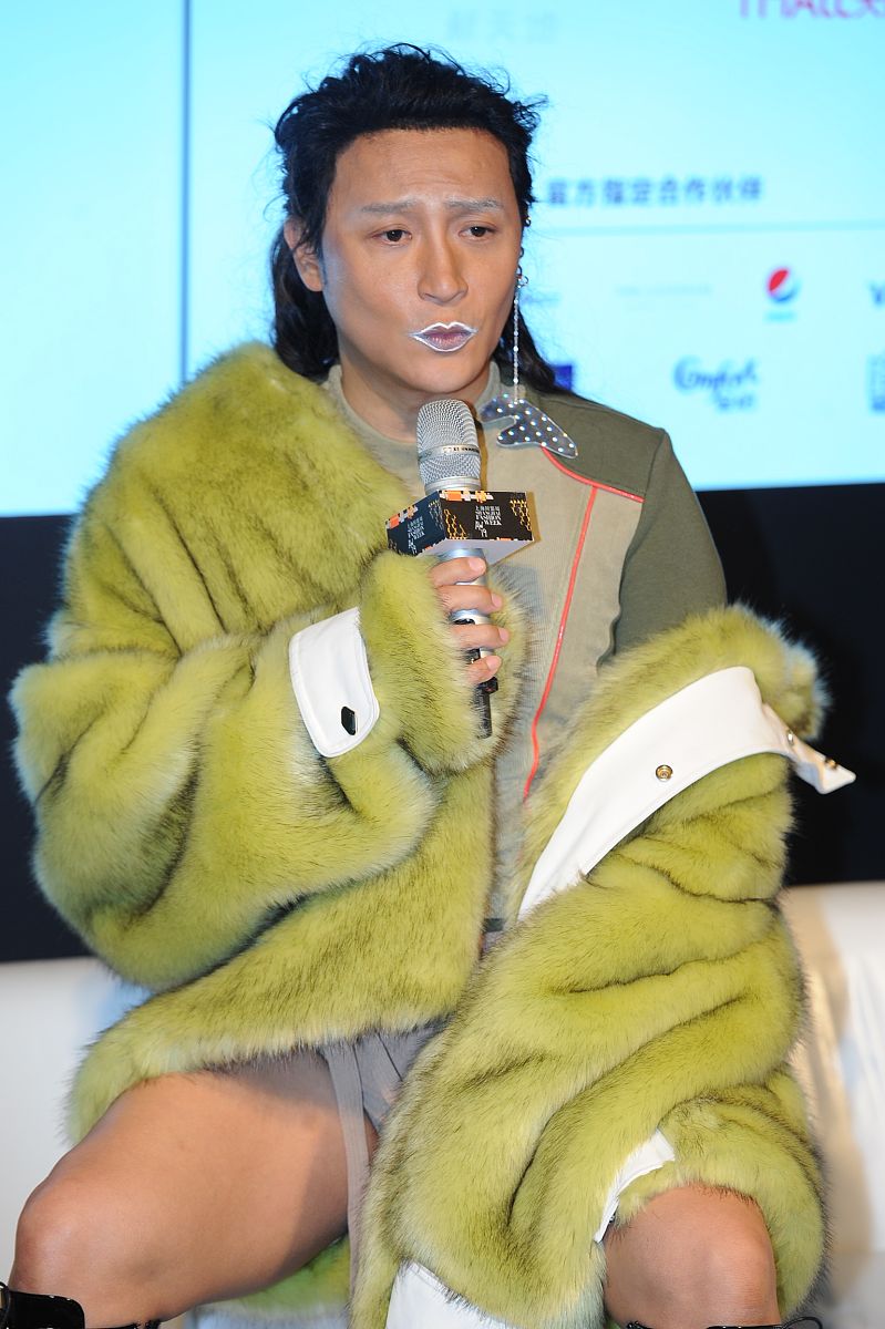 2019年4月2日,上海,2019上海秋冬时装周,<strong>明星</strong>亮相 f/ffffff 品牌秀场.