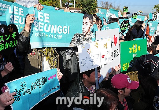 从'废青'到'曱甴': 香港媒体话语中的青年形象变迁