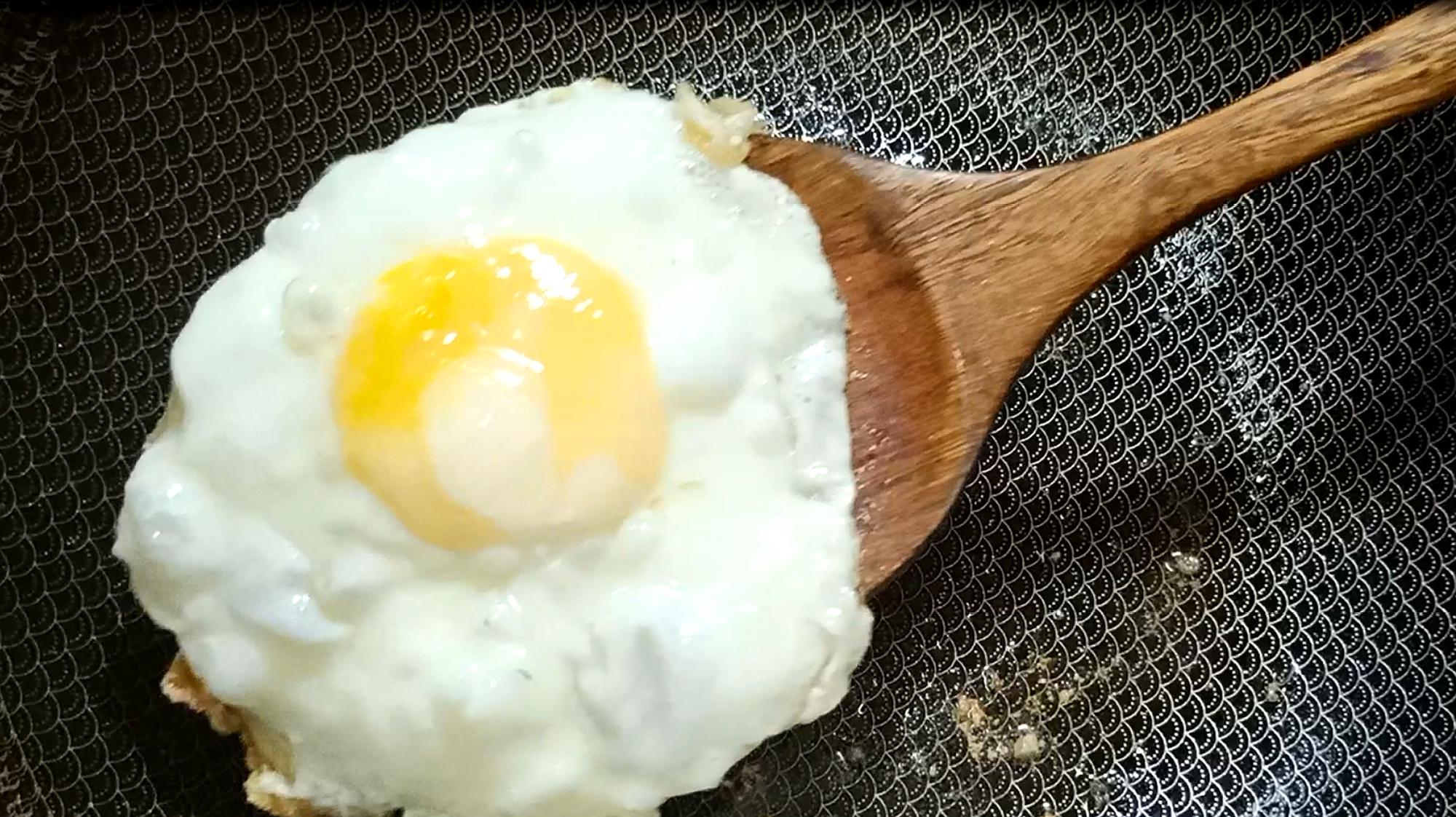 煎荷包蛋,我只服这种做法,香脆滑嫩不粘锅,方法还简单
