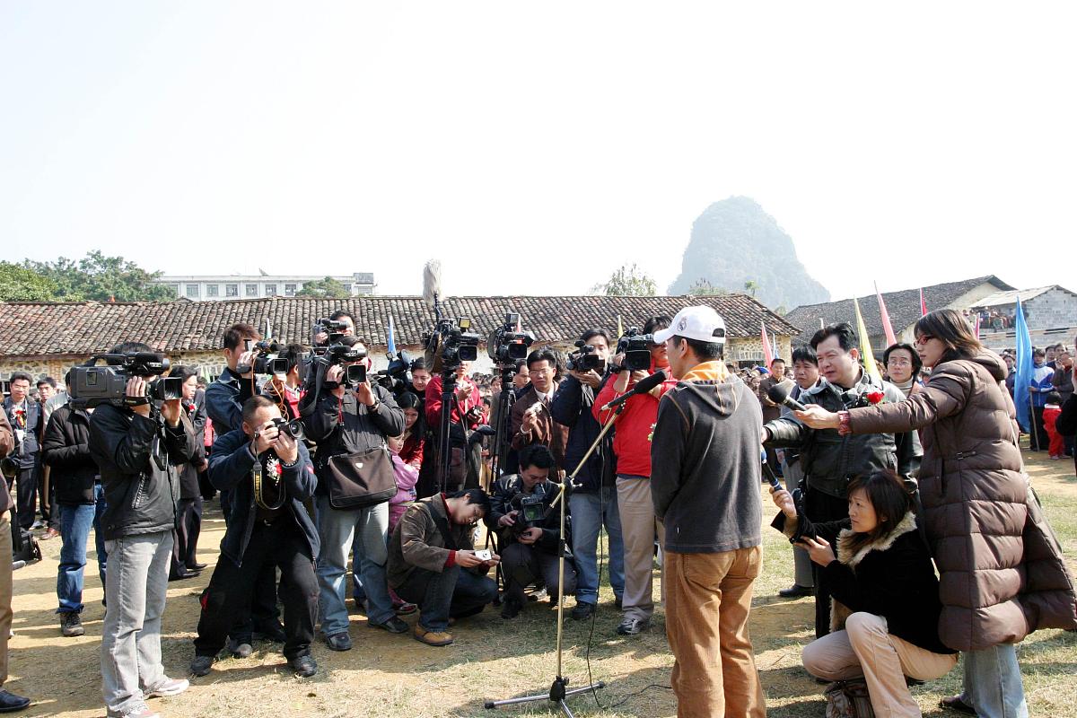2004年2月9日上午10时,台湾著名歌手赵传在南宁应邀参加由广西希望工