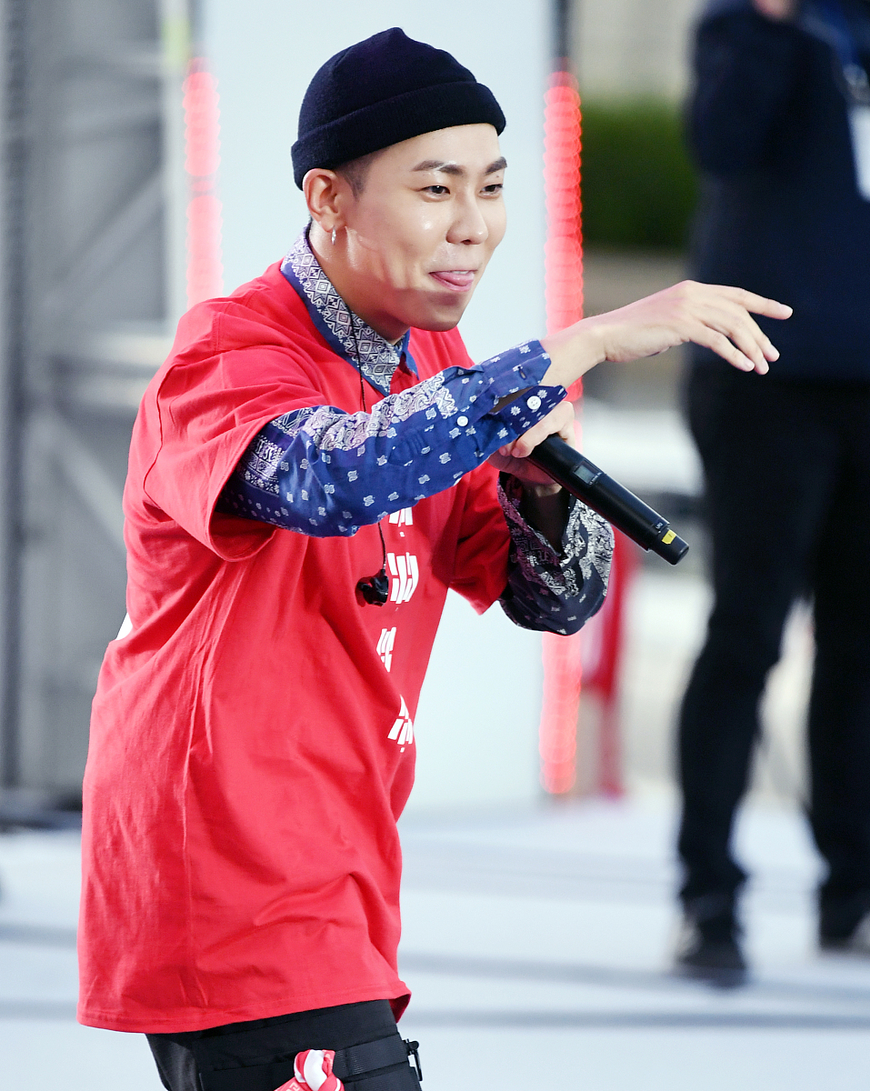 2018年6月18日,韩国首尔,球迷为世界杯加油.***_***loco poses for pi