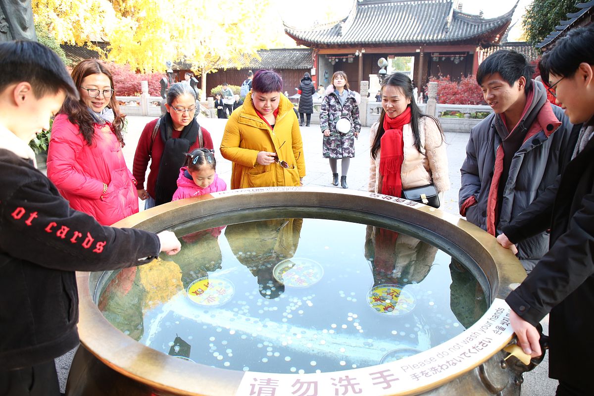 以和为主题写一篇校园国旗下演讲稿700字