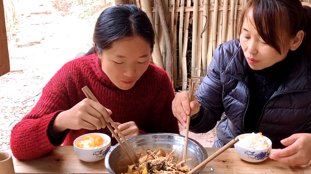 农村婆婆挖野菜,变着法给儿媳做好吃的,一大盆根本不够吃