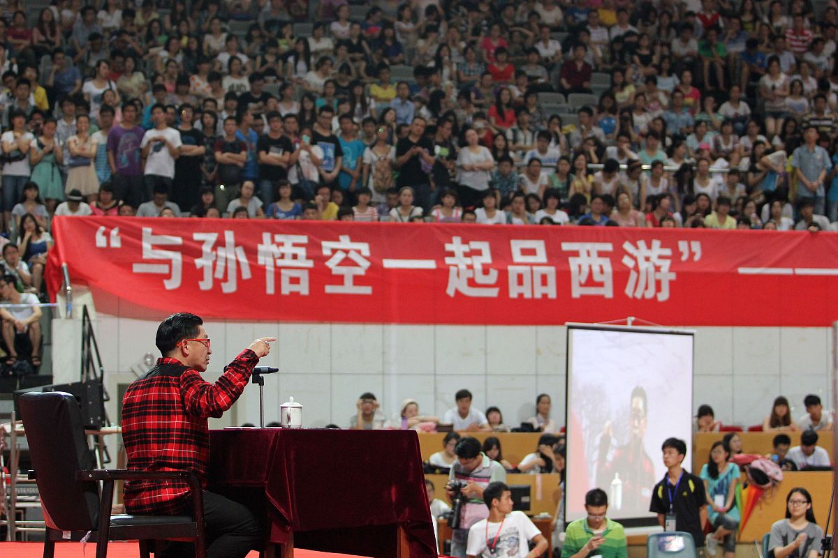 帮我改写并扩充以下句子不改变原意。得益于学校的优秀制度同学们有了更宽裕的时间开展兴趣爱好以及不断开拓视野。随着周边游的兴起能在学校周边的旅游景点看见同学们组团放松心情