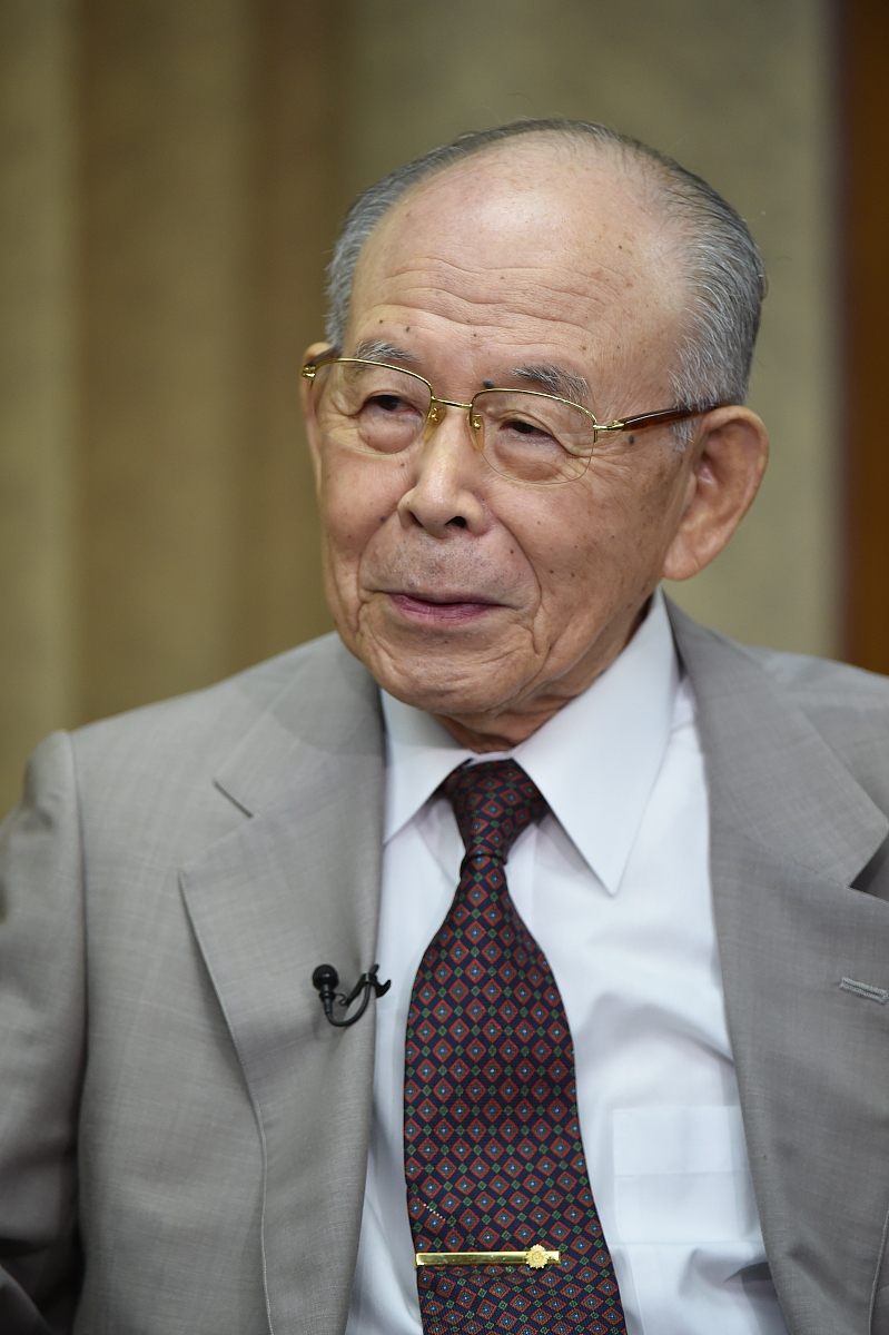 当地时间2014年10月8日,日本名古屋,2014年度诺贝尔物理学奖得主赤崎