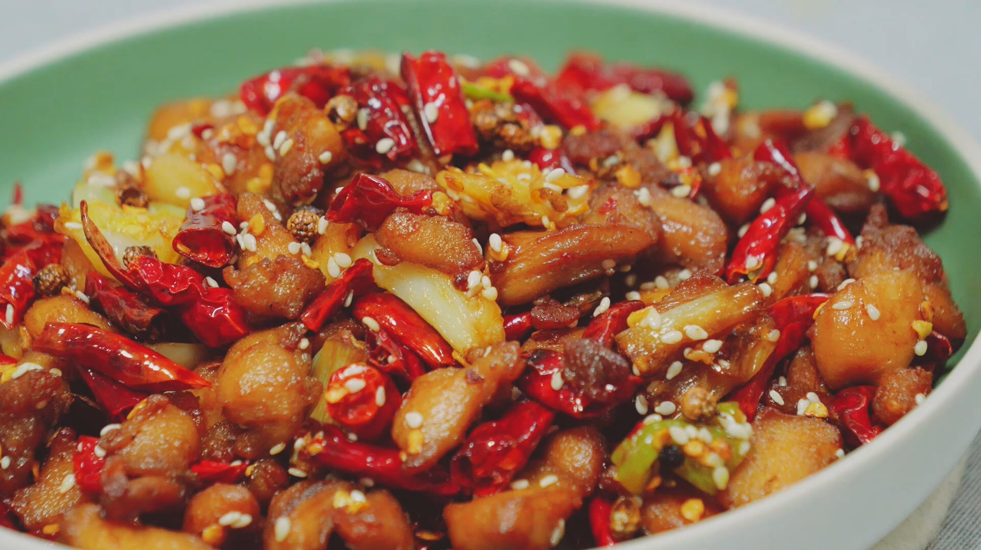 辣子鸡的家常做法,掌握好这几个步骤,做出来的辣子鸡香辣美味