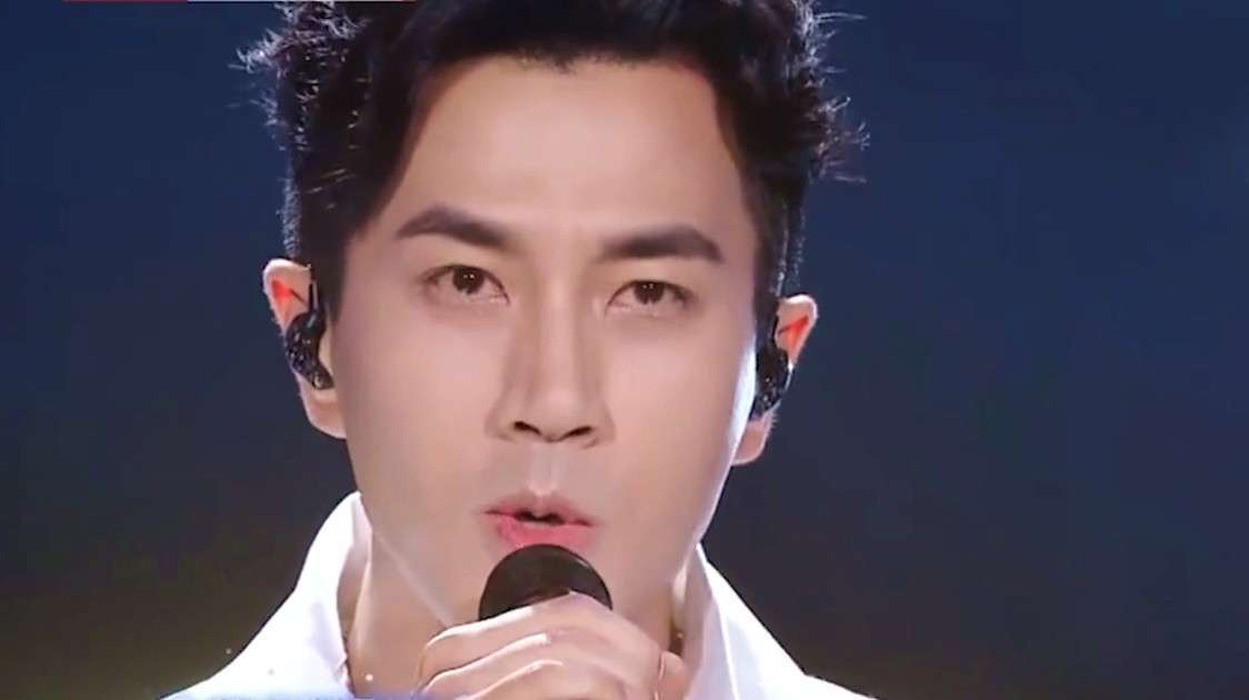 刘恺威又火了,一首经典唱上央视舞台,唱功不输专业歌手,惊艳!