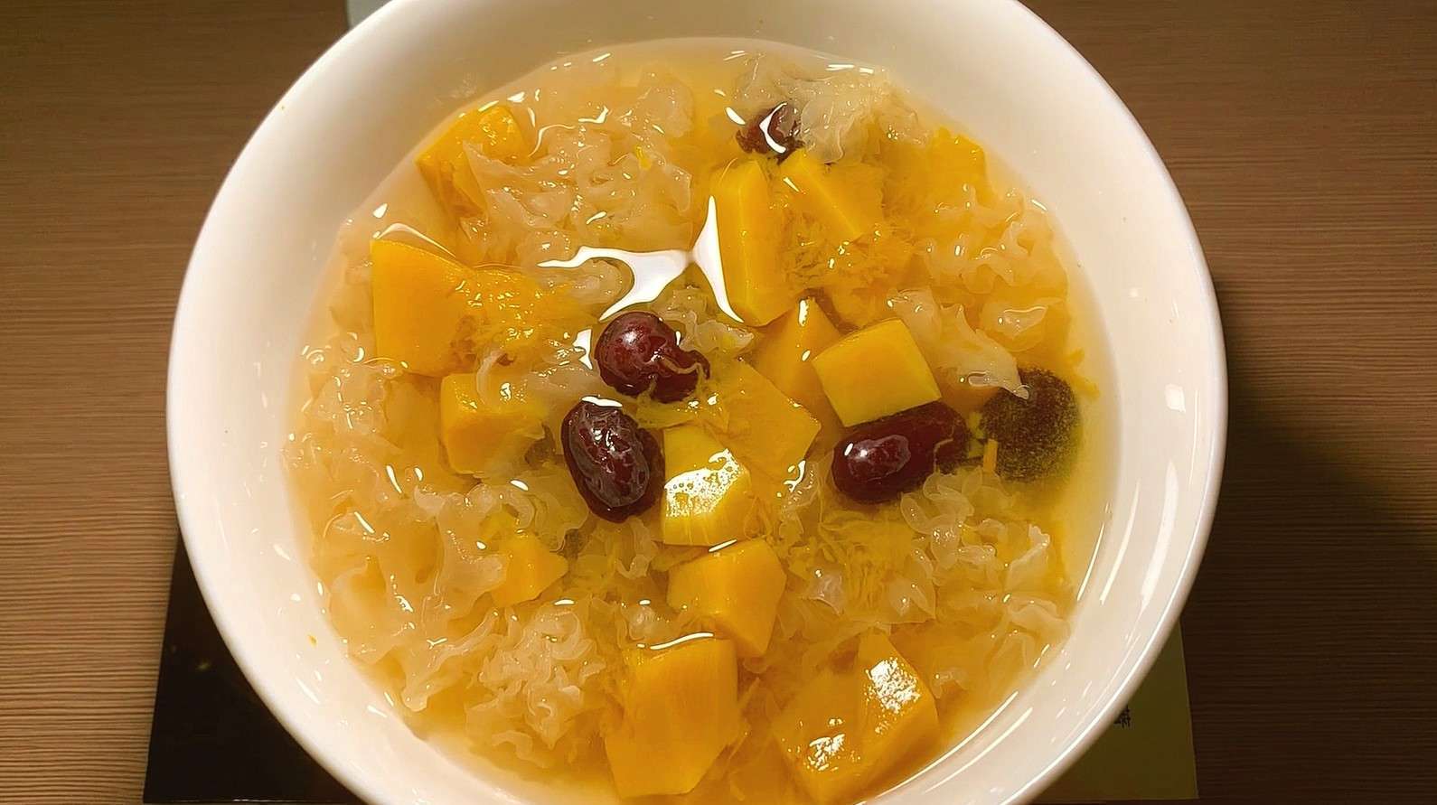 熬制一碗南瓜红枣银耳羹,汤清色亮,香甜软儒