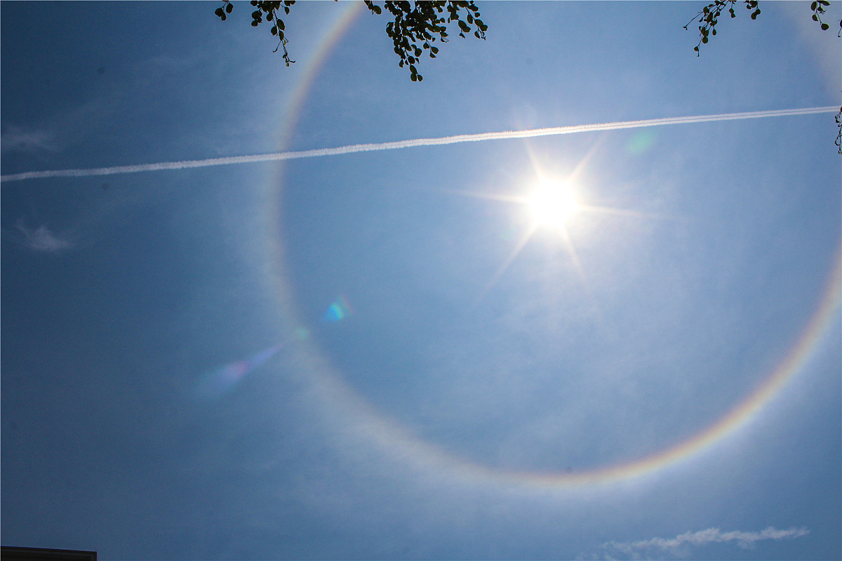 日落天空变色原因：折射、散射和大气层