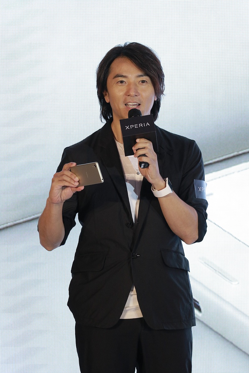 2016年6月1日,香港,郑伊健出席sony mobile xperia x系列手机发布会.*