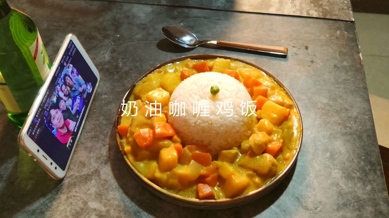 咖喱饭的配菜就是老三样,土豆、胡萝卜、洋葱