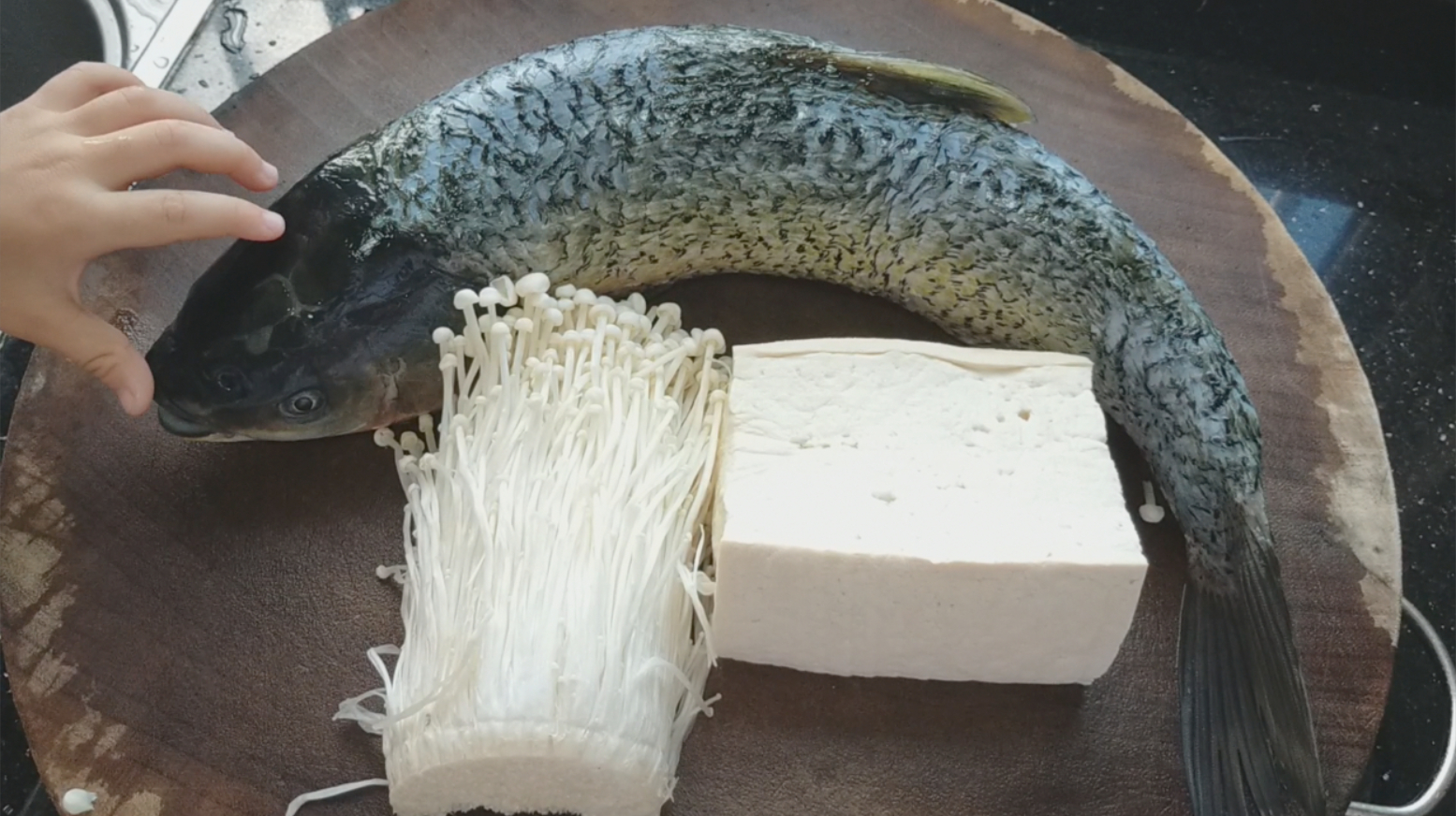 草鱼加1把金针菇和豆腐,这样做太好吃了,嫩滑味美,3斤不够吃!