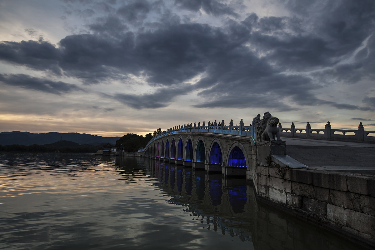 陈爽诗歌：碧波荡漾，心怀浩瀚宇宙