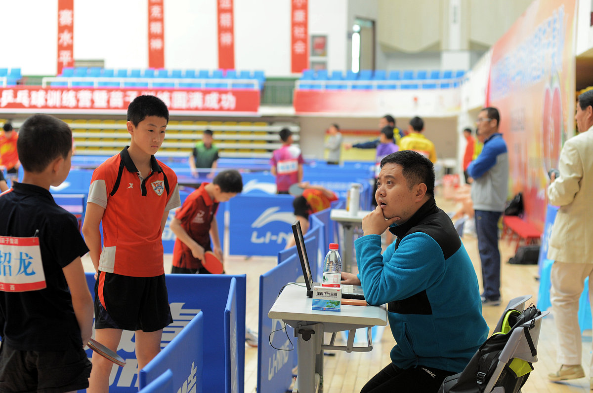 延庆只有两家乒乓球培训机构创争和新希望。我们新希望就像是兴趣培训班教练和学生构成参差不齐创争很出名里面的教练很专业学生也很认真甚至会付出更多的时间对比之下创争更专业。新希望创始人也是姓刘他看着刘教练练球长大所以刘教练想帮他把这个俱乐部做大并与之抗衡。他说过：我很讨厌有的家长嫌弃我们教练不是专业的运动员不是专业的又怎么了？你把你家孩子送过来是不是能看到效果！