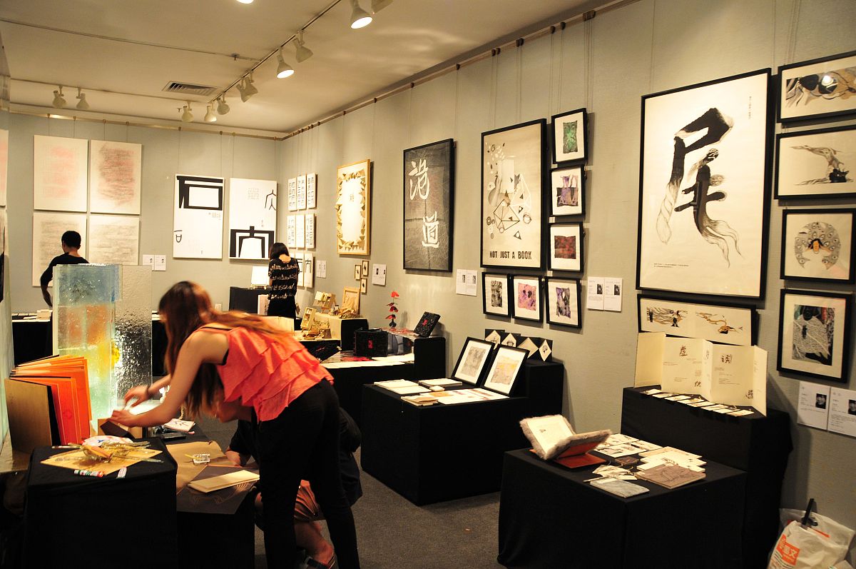 列举一些可以体现基于文化创意产业的传统工艺美术创新设计的重要性的实例