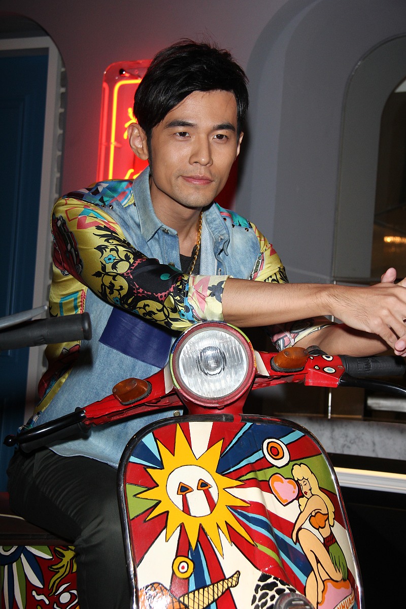 毕业典礼演讲稿 1000字 高一经历了的军训是我最难忘的 职业中学校园生活 篮球 运动 食堂 美食 学生换了一批又一批但是依旧充满活力 与大家产生共鸣 自我成长有泪有笑三年来职高老师学校同学写点抒情