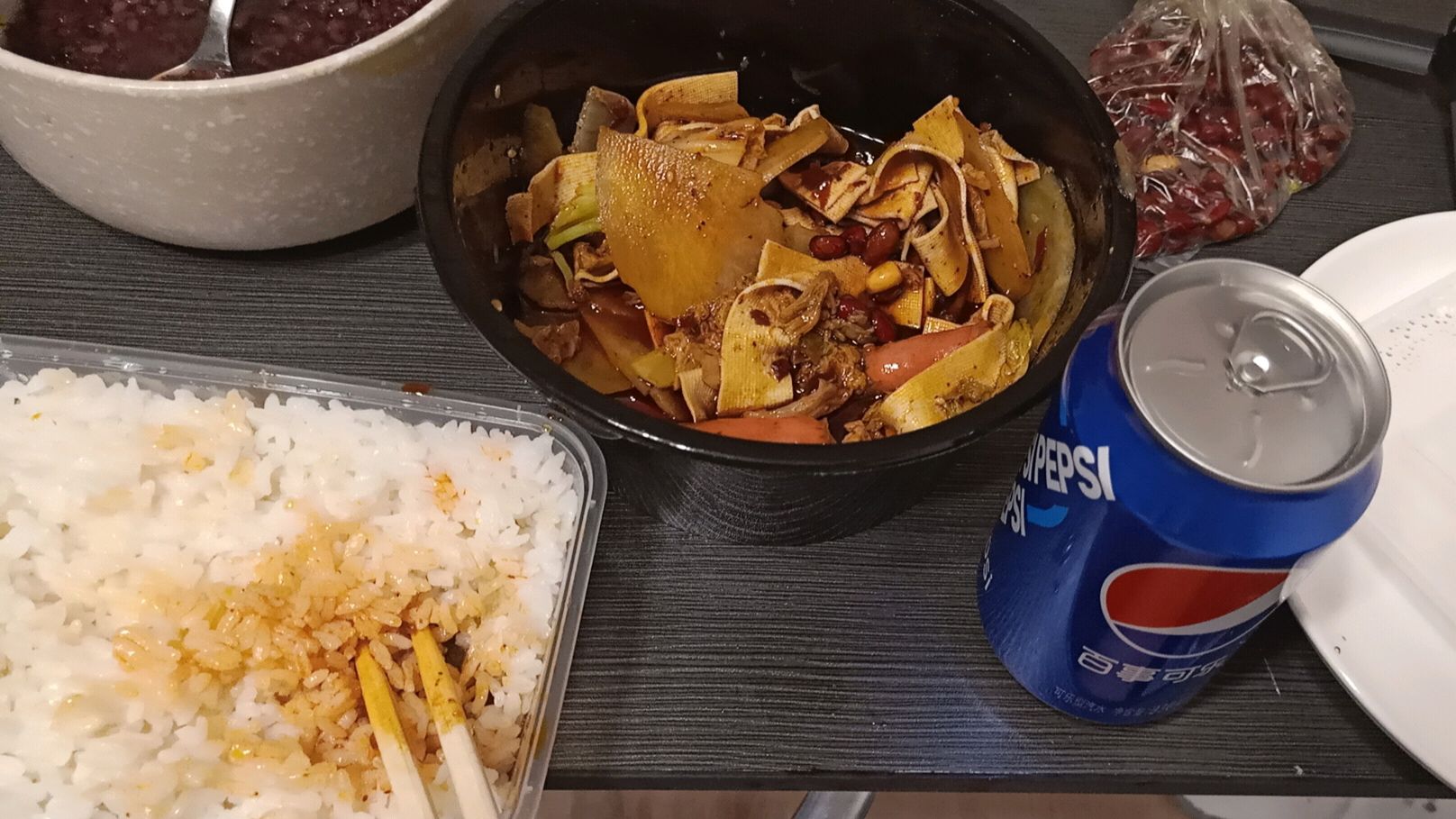 迪迪花十块钱点了一份麻辣香锅外加可乐和米饭,你们觉得店家亏吗