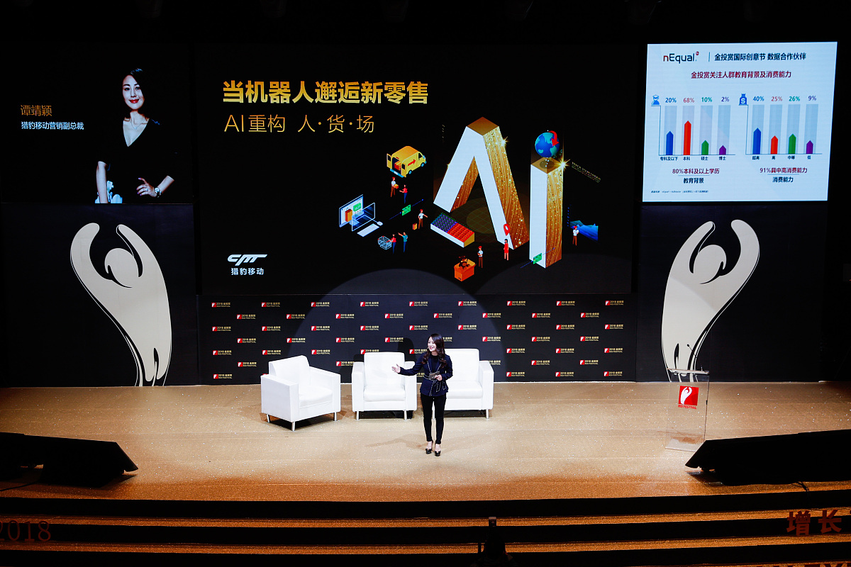 生成一个以平行世界为背景沈飞获得直播系统只要赚够200就下播3000字的文章