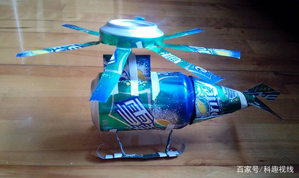 宅男用易拉罐做飞机走红,饮料厂给他寄易拉罐