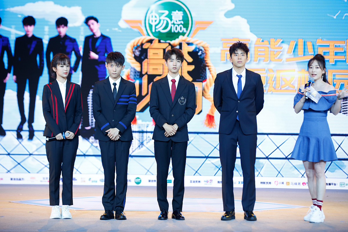 请模仿初中女生看到帅气男生时的想法