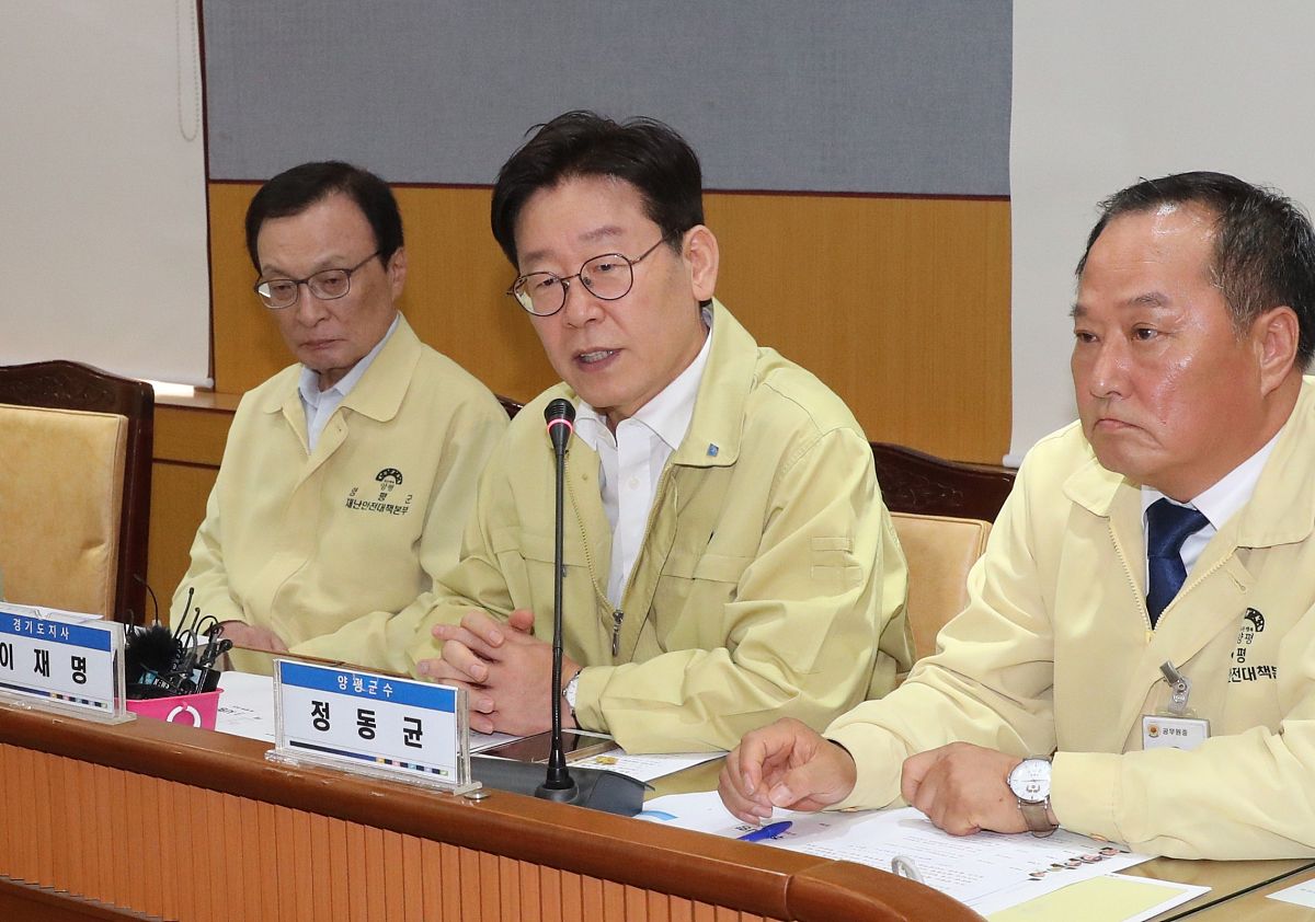 当地时间2019年9月23日,韩国杨平,官员商议针对猪流感的防疫对策.    