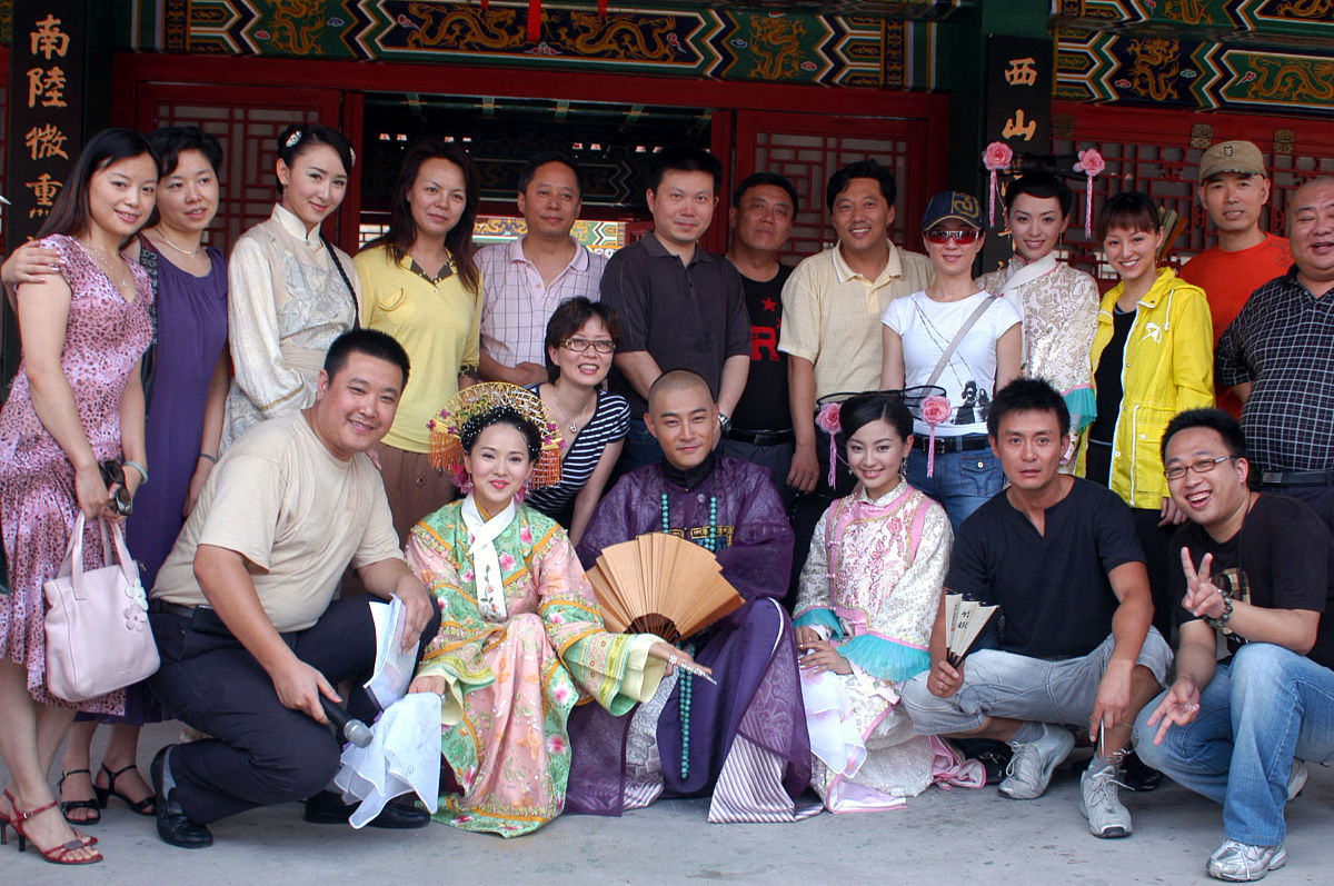 恒老夫人一个劲儿地试图辩解：敏贞格格您不要误会。这把手枪是我们的家传之物我儿子只是随身携带而已。我不屑地冷哼了一声说道：哎呀这世上传家的东西有传古董的有传祖宅的还有传祖产的。拿枪当作传家宝传下去的本宫有史以来还是头一回见到。难道恒家的祖上都是打家劫舍的地痞流氓吗？恒老夫人听了我的话顿时面色变得阴沉起来一时间竟没了话语。一旁的恒海纳见状急忙试图转移话题：敏贞格格我们是来向您赔礼道歉的请您不要冤枉我们