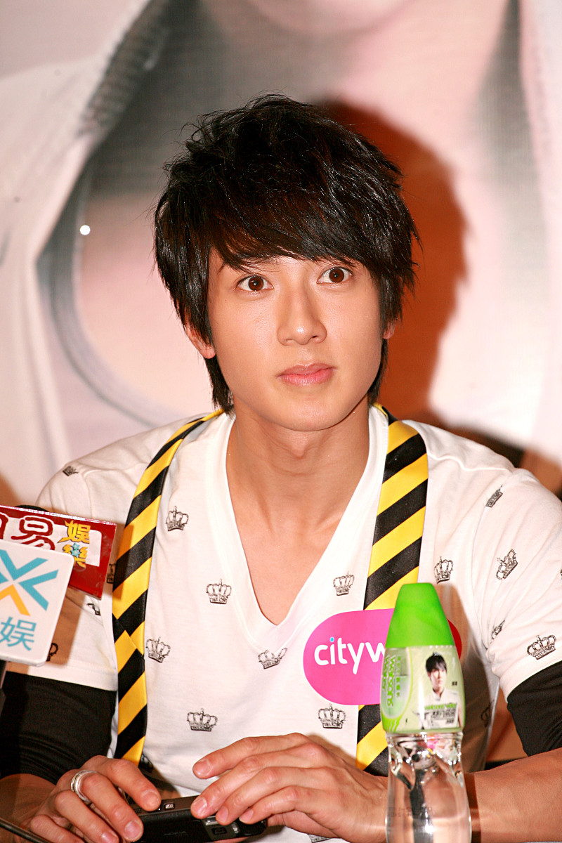 ***_***2008年8月9日,香港,飞轮海为世界巡演香港站举行签名会.吴尊++