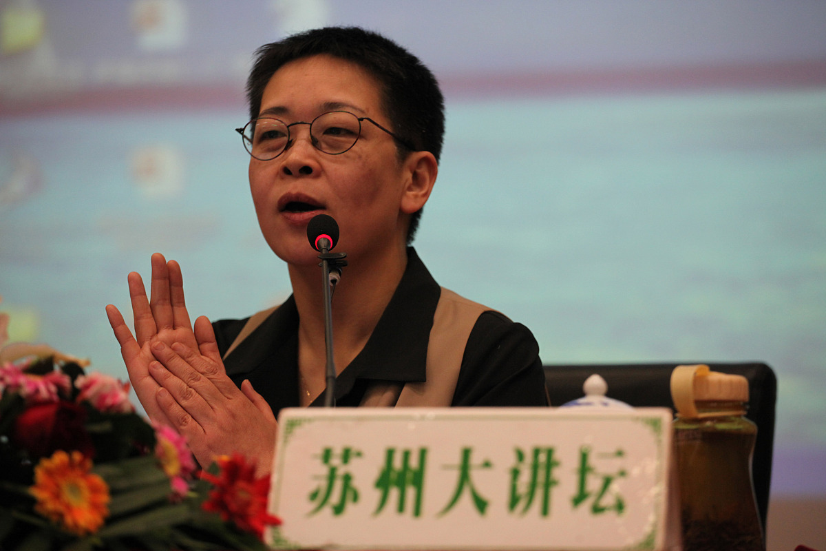 2012年3月24日,江苏苏州,央视主持人张越与苏州市民共同探讨"我们为什