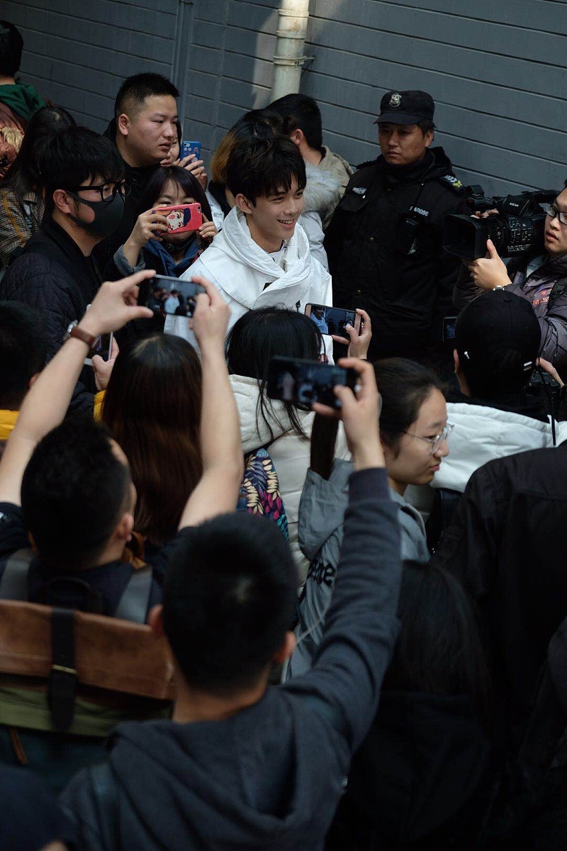2018艺考:吴磊现身北电三试抱考试袋入场 白衣帅气清爽微笑暖心