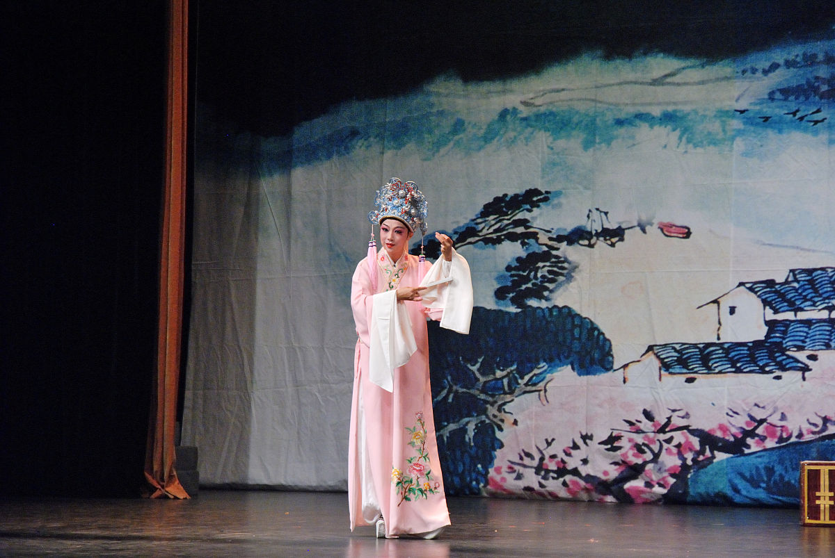 2015年10月18日,北京,《梁祝》越剧上演.梁祝越剧,详细讲述了梁山伯与